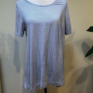 Loose-fitting Old Navy tee